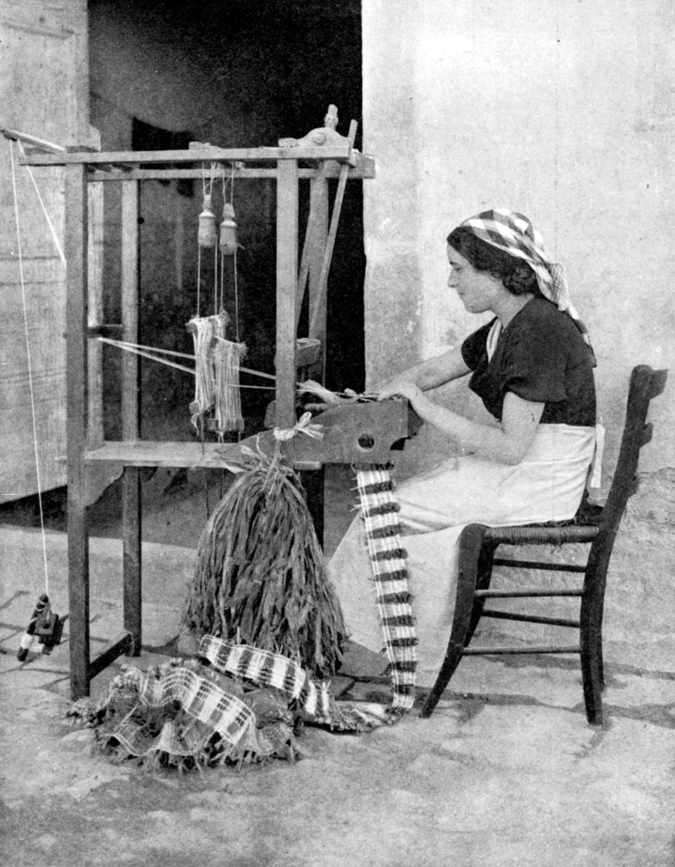 Mulher tecendo com palha em um tear manual, Fiesole, perto de Florença, Itália, 1936 de Donald McLeish