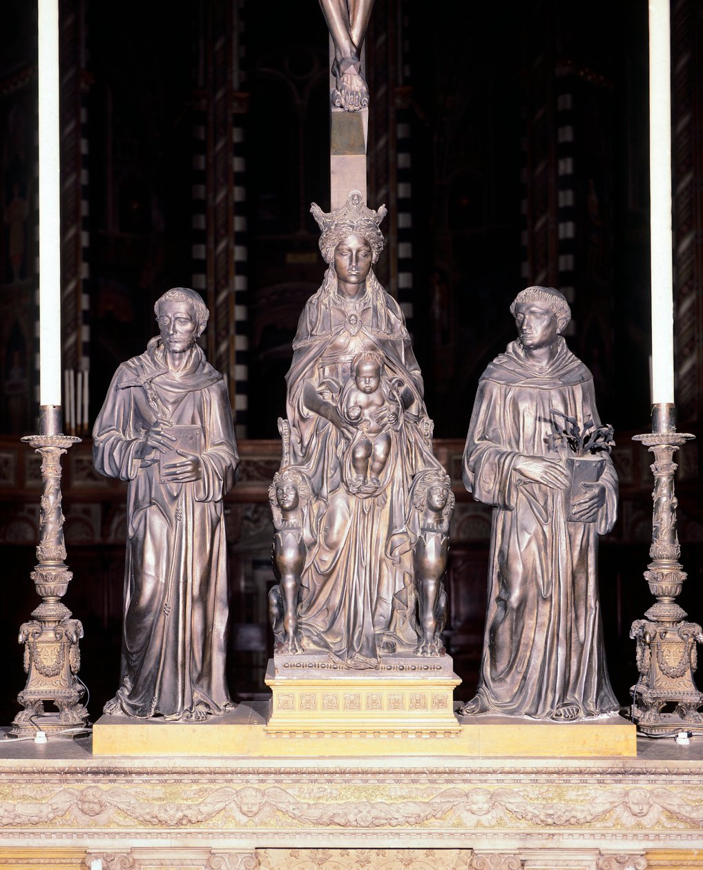 Itália, Pádua, Basílica de Santo Antônio de Pádua, Grupo da Virgem e do Menino com os Santos, de Donatello (cerca de 1386-1466), bronze de Donatello