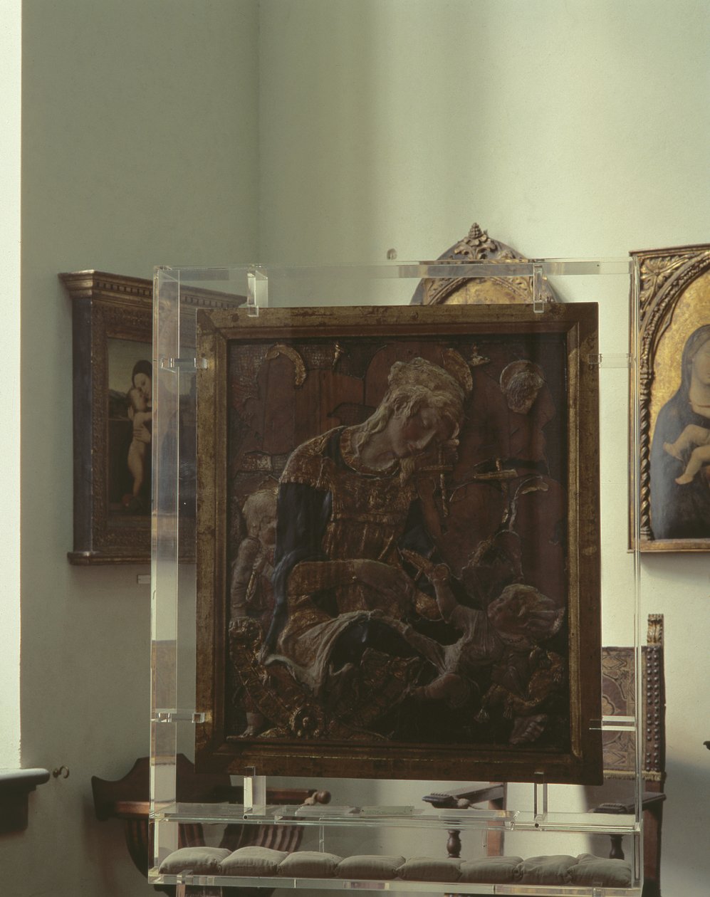 Madonna and Child (gesso policromado, madeira, couro, vidro) de Donatello