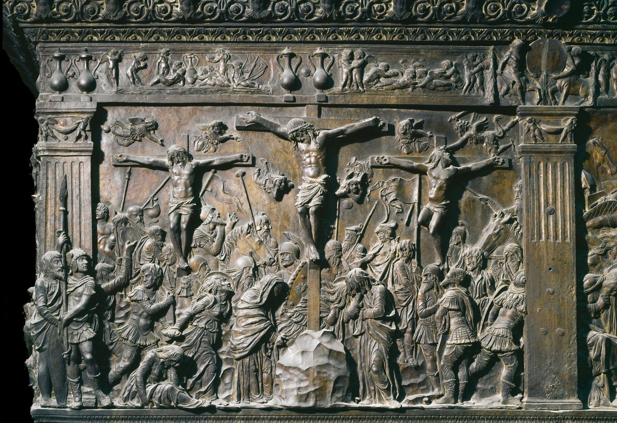 Representação do bom ladrão (Dismas) e do mau ladrão (Gesmas), crucificados com Jesus Cristo. Baixo relevo do púlpito esquerdo, c. 1460 de Donatello