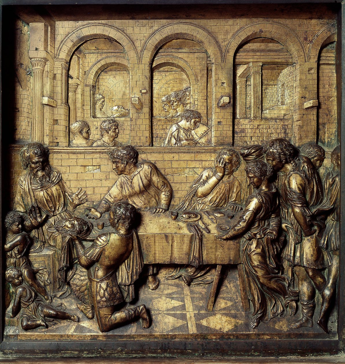 O banquete de Herodes Antipas II (21 BC-39 AD). Detalhe do relevo inferior da fonte batismal realizado por Donato di Niccolo di Betto Bardi dit Donatello (1386-1466) de Donatello