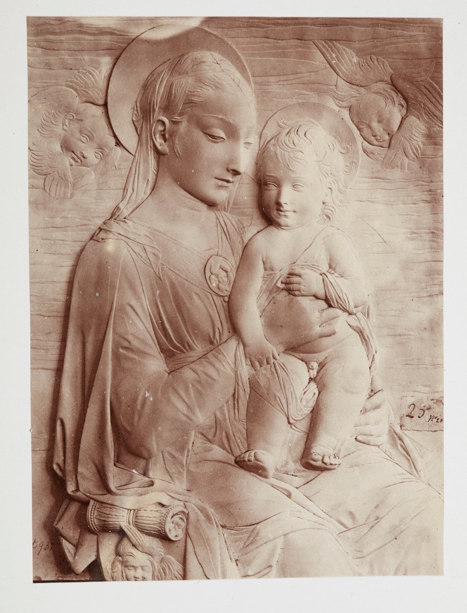 "Virgem com o Menino", de Donatello. de Donatello