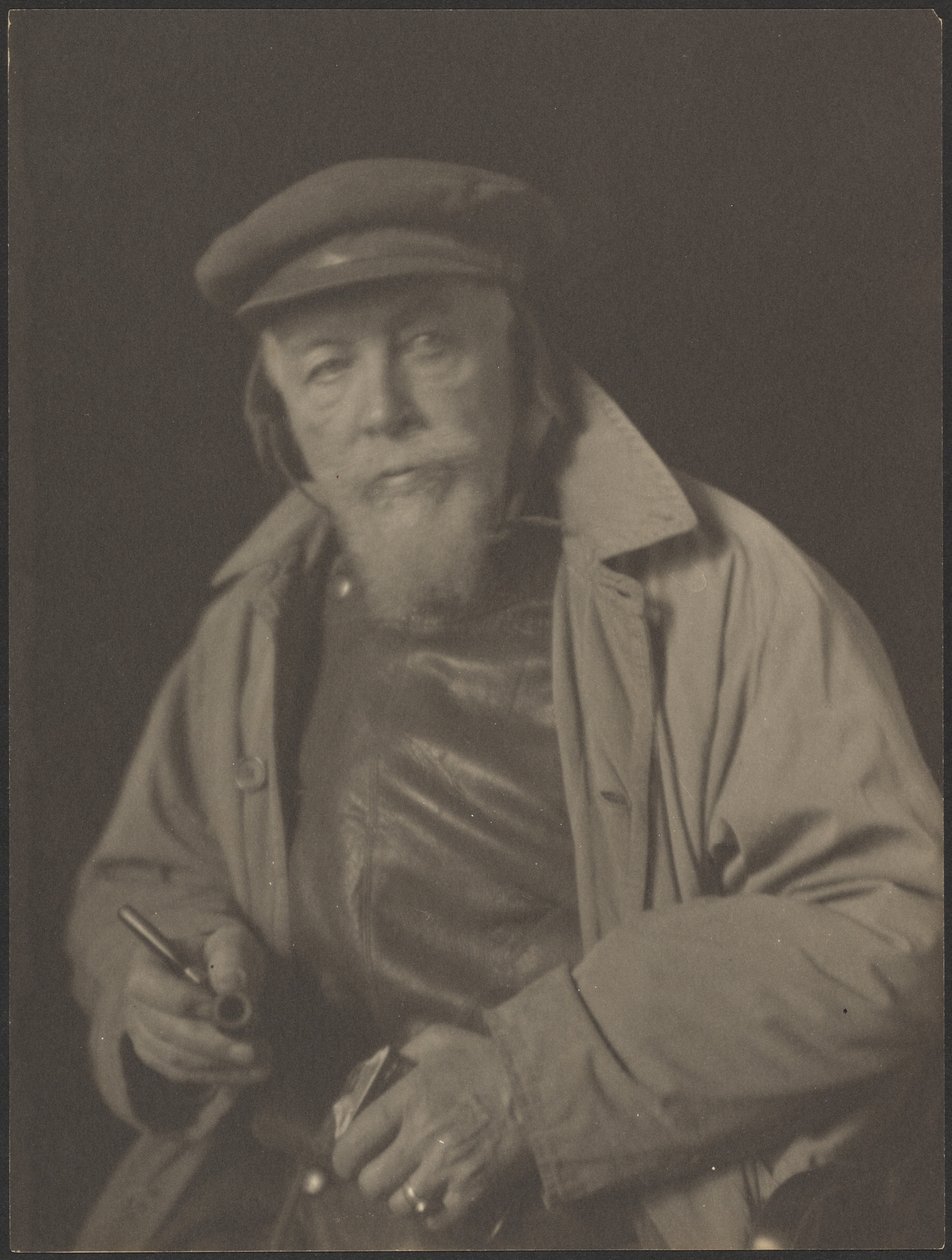 [Homem barbudo com boné e cachimbo (provavelmente um velho capitão de mar)]. de Doris Ulmann