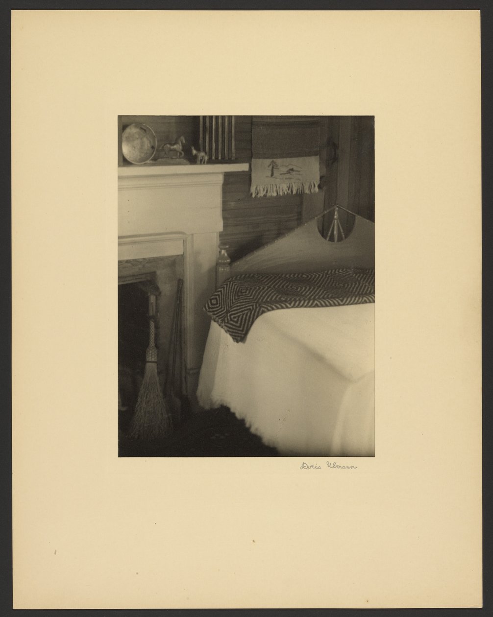 [Interior da casa de Olive Dame Campbell, Brasstown, Carolina do Norte] de Doris Ulmann