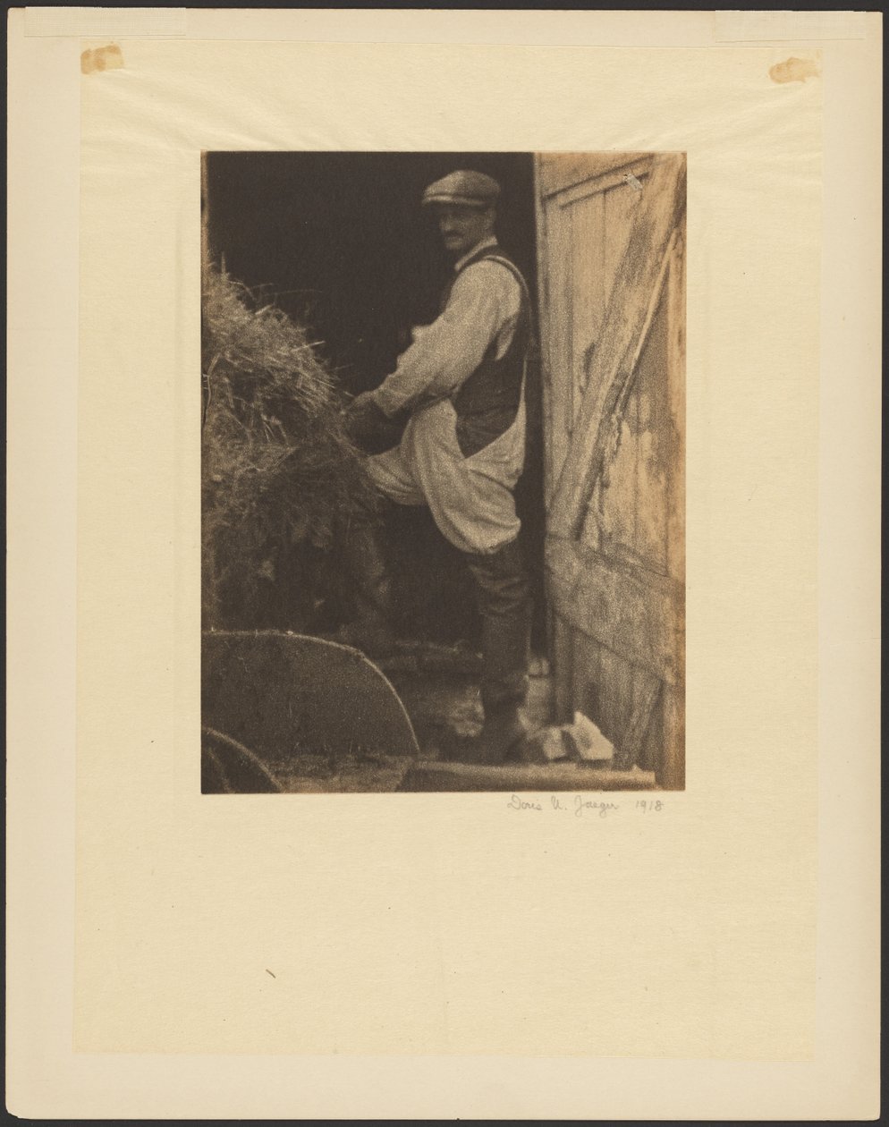 [Homem de bigode e boné na porta de um celeiro] de Doris Ulmann