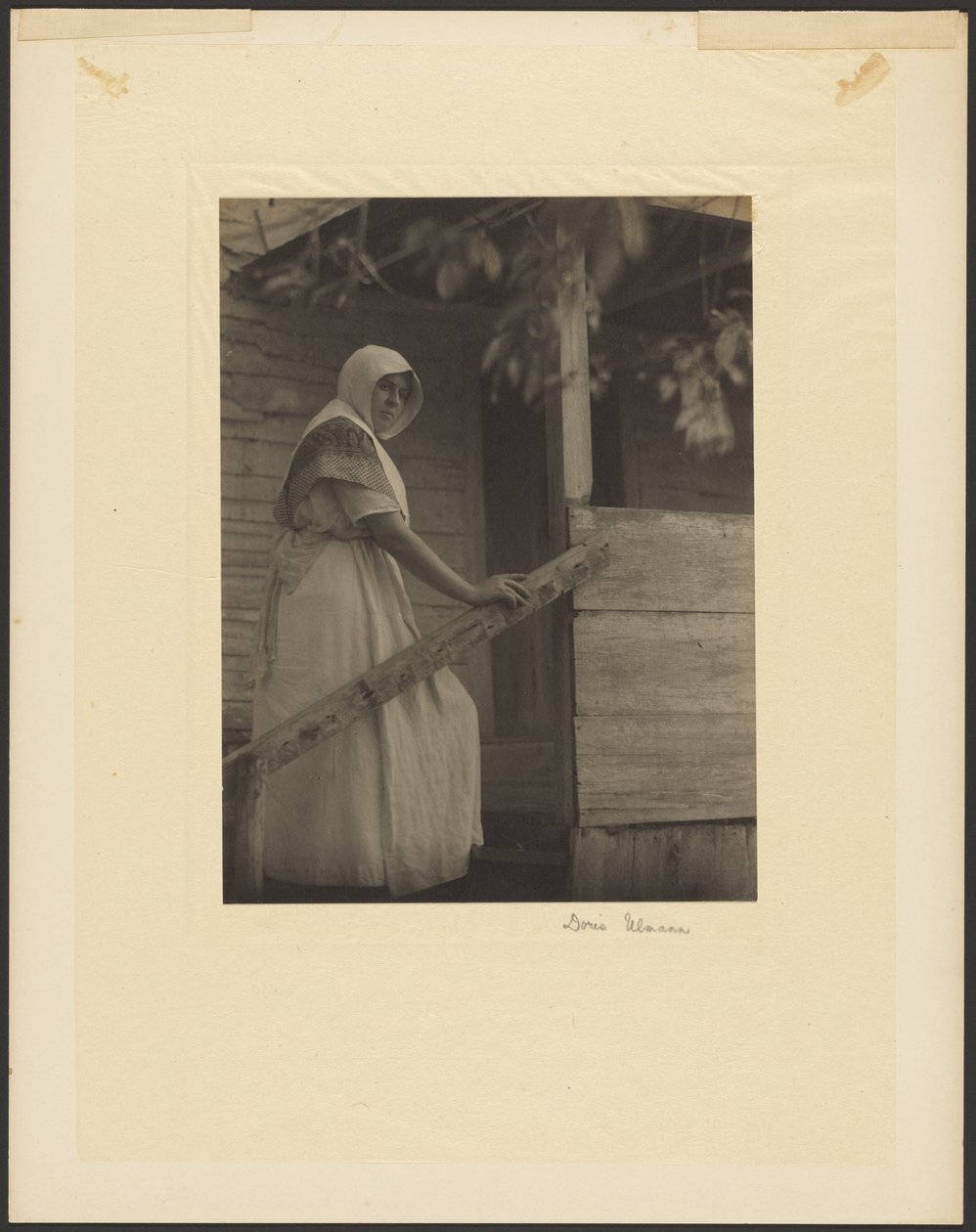 [Jovem mulher a subir escadas]. de Doris Ulmann