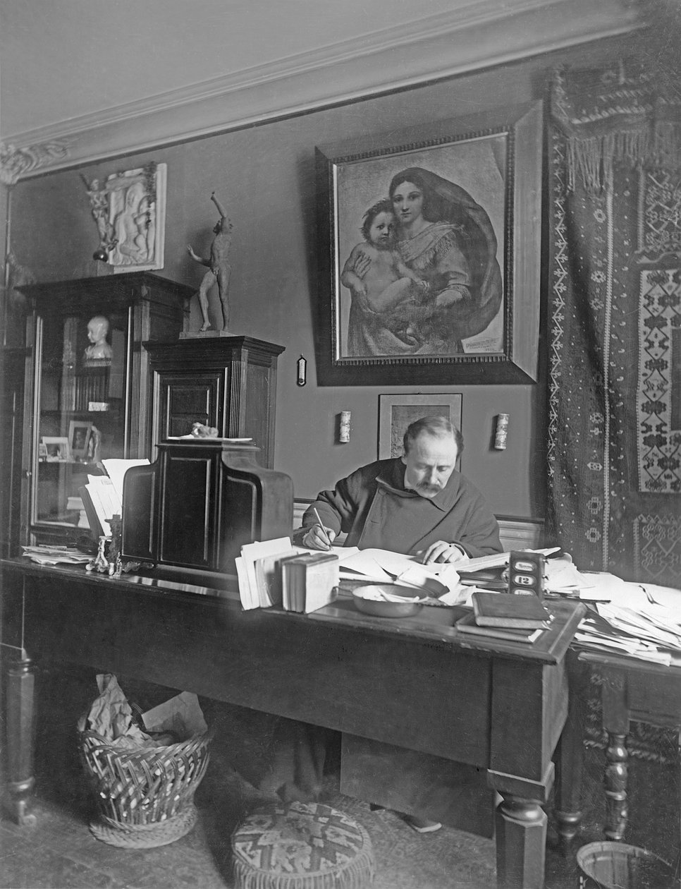 Compositor francês Jules Massenet sentado à sua mesa de Dornac