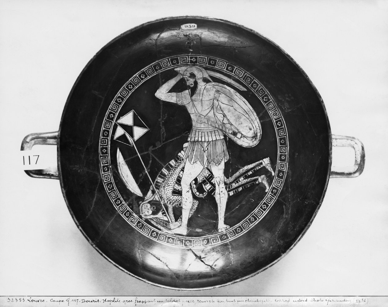Copa ática de figuras vermelhas retratando um hoplita grego batendo em um soldado persa caído que está segurando um estandarte, c.490 aC (cerâmica) (veja também 77256) de Douris