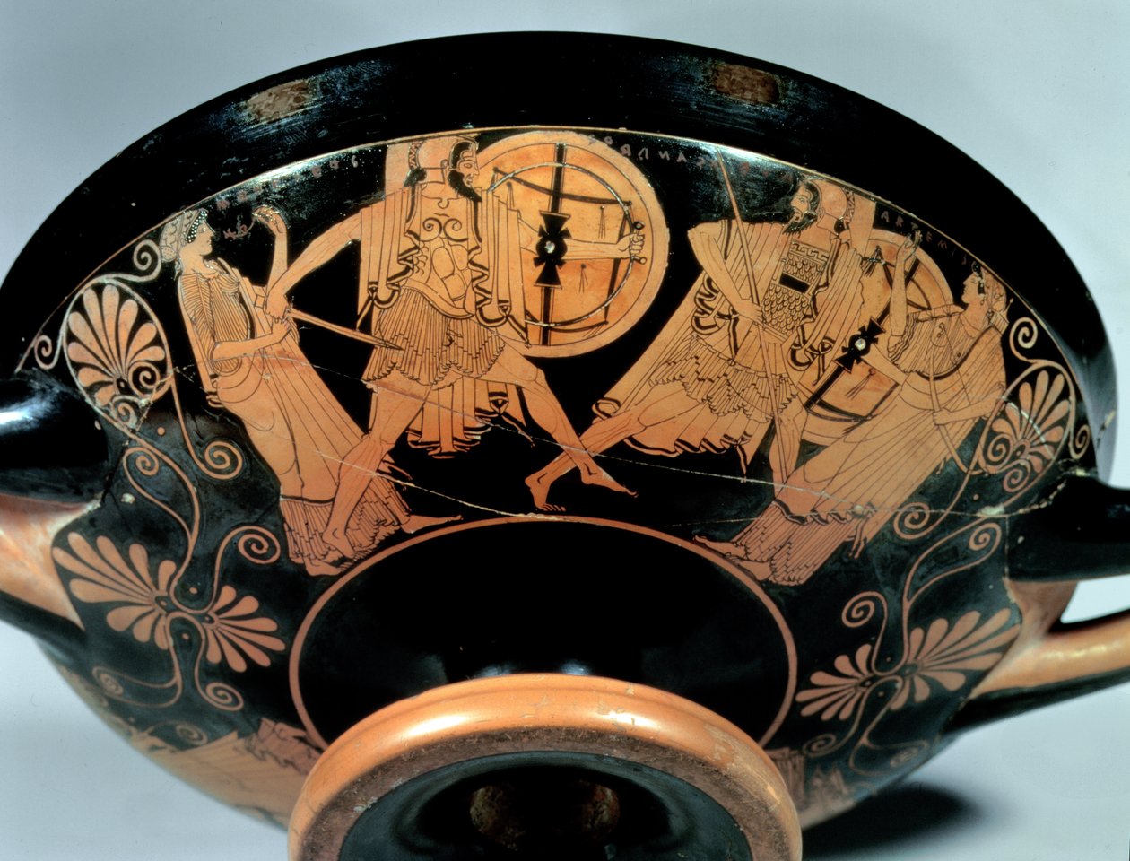 Menelaos, acompanhada por Afrodite, persegue Paris, que corre em direção a Artemis, detalhe do lado de fora de uma taça ática de figuras vermelhas (The Douris Cup), feita por Kalliades, c.490 aC (cerâmica) (ver também 85700, de Douris