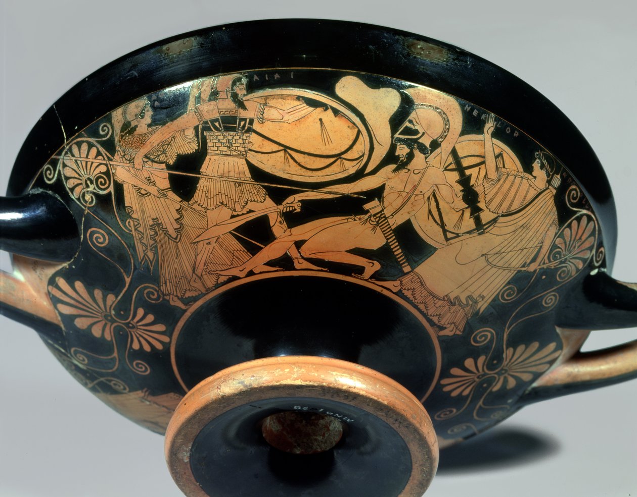 Ajax, instigado por Athena, ataca Hector a cuja ajuda Artemis corre, detalhe do lado de fora de uma taça ática de figuras vermelhas (The Douris Cup), feita por Kalliades, c.490 aC (cerâmica) (ver também 85701 e 34 de Douris