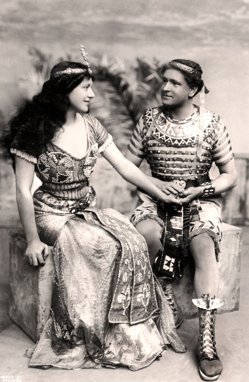 Ruth Vicent 1877-1955 e Roland Cunningham em uma cena de Amasis, início do século XX. de Dover Street Studios