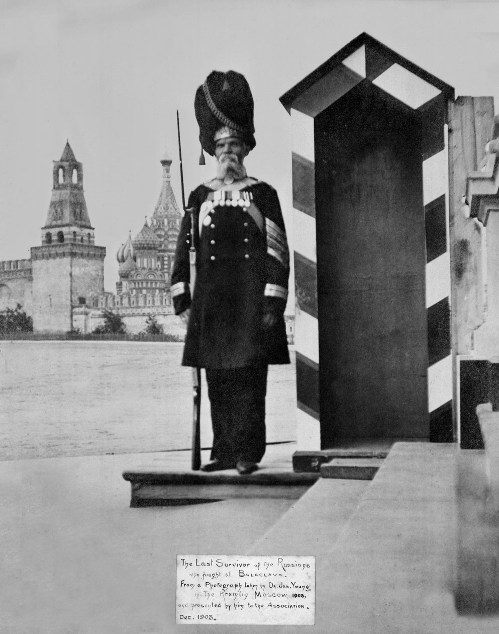 O último sobrevivente dos russos que lutaram em Balaclava, Moscou, 1903 de Dr. James Young