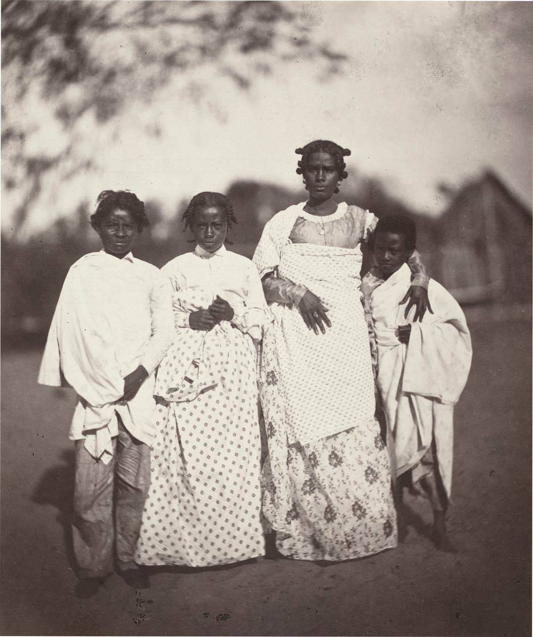 Femme Malgache et Ses Enfants (Mulher malgaxe e seus filhos) (ilustração 3) de Désiré Charnay