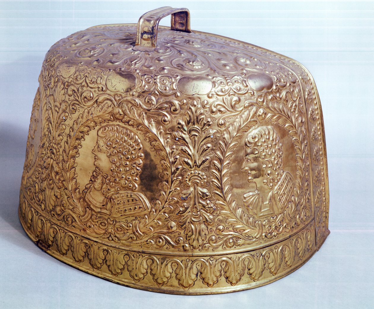 Toque de recolher, c.1685 (latão decorado) de Dutch School