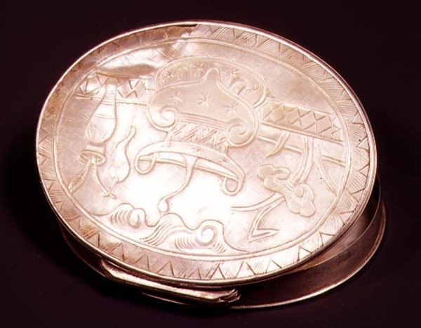 Caixa de rapé incrustada com madrepérola, provavelmente holandesa, c. 1750-60 (prata e madrepérola) de Dutch School