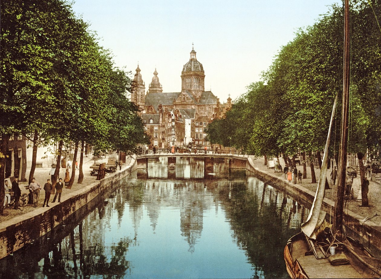 Ver abaixo Voorburgwal para Sint Nicolaas Basílica, Amsterdam, pub. c.1900 de Dutch Photographer