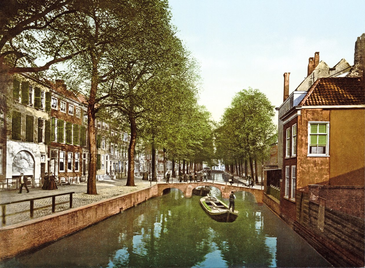 Vista abaixo de um canal em Haia, 1890-1900 de Dutch Photographer