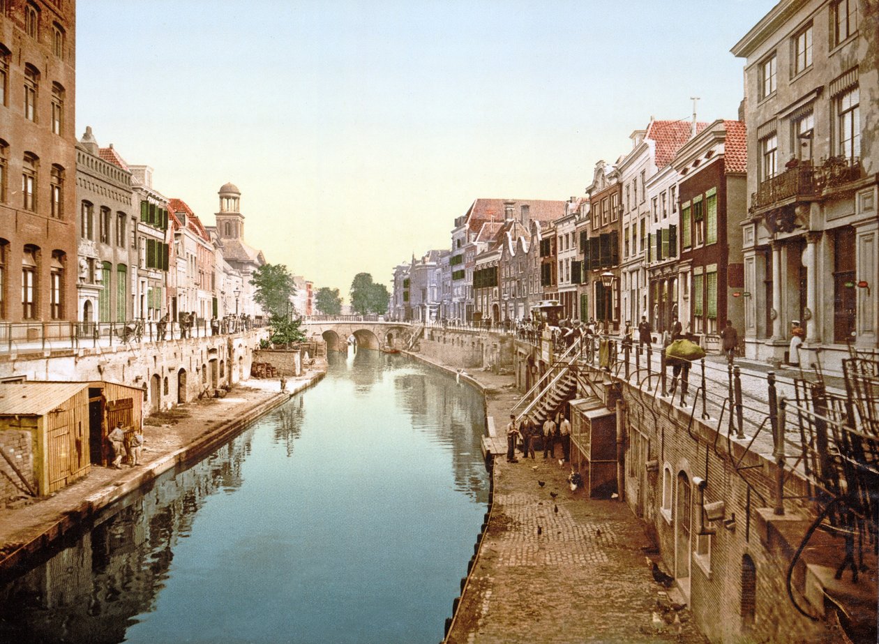 Ver olhando para baixo o Oudegracht em Utrecht, 1890-1900 de Dutch Photographer