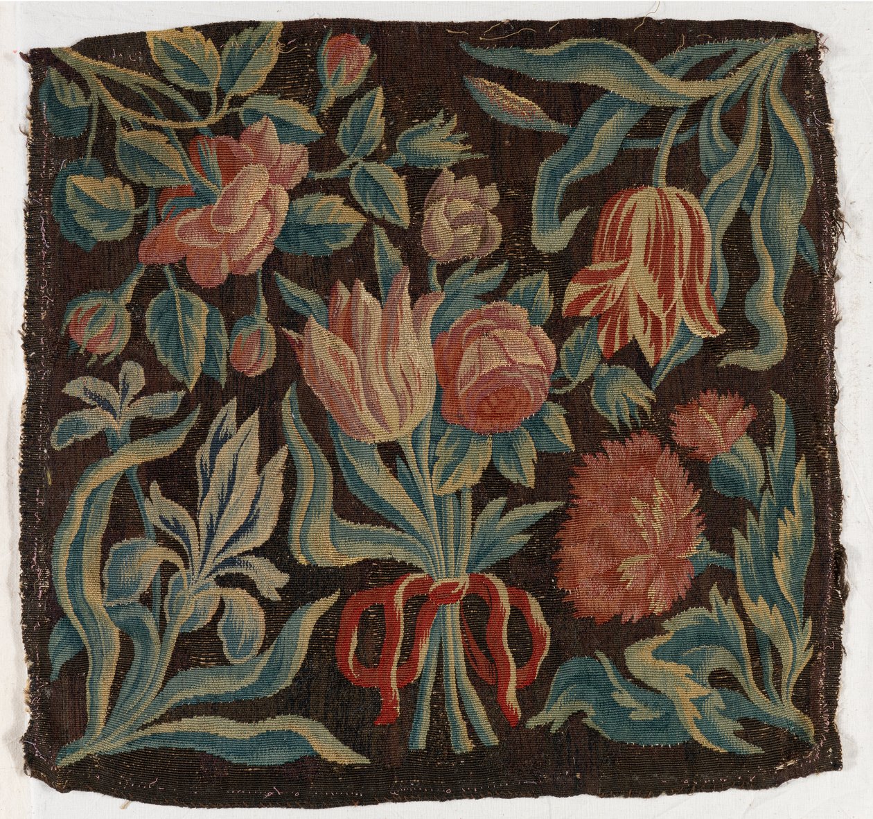 Capa de almofada em tapeçaria representando tulipas, etc., possivelmente fabricada na Holanda de Dutch School