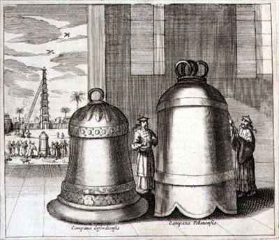Os Grandes Sinos de Erfurt e Pequim, de "China Ilustrada" de Athanasius Kircher (1601-80) 1667 (gravura) de Dutch School
