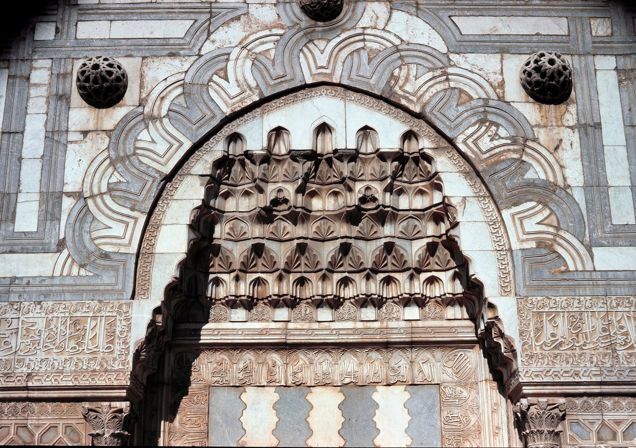 Detalhe do portal de entrada da escola islâmica (c.1251) de Dynasty Seljuq