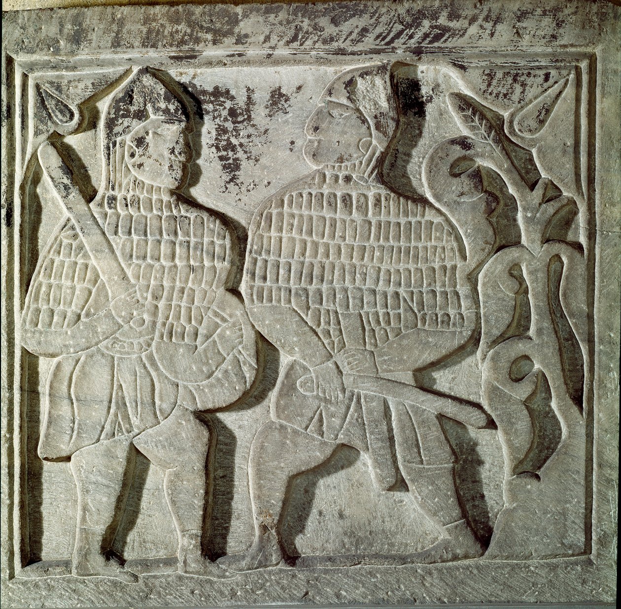 Seljukide Art (Seljukide ou Saljuqide): baixo relevo representando dois guerreiros. De Konya, Turquia. Século XIII. Museu de Arte Islâmica Turca, Istambul de Dynasty Seljuq