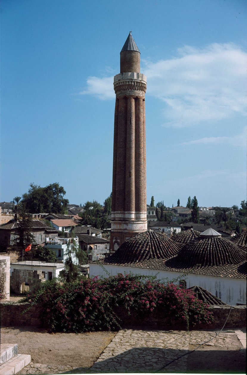 Vista do minarete cannele da Mesquita Yivli (1230) de Dynasty Seljuq