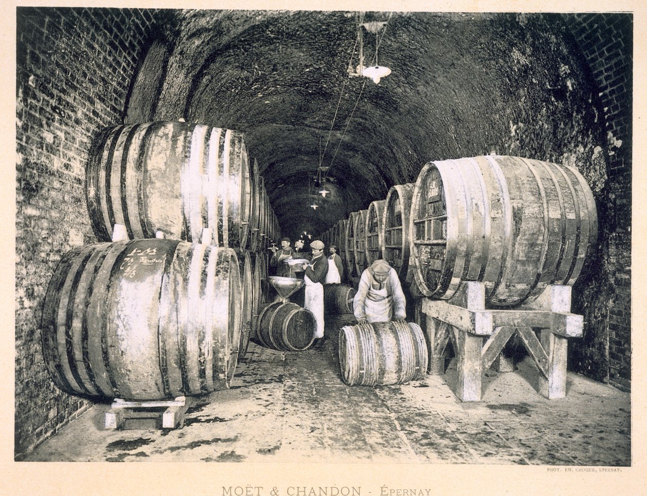 Derramando o vinho nos barris, de &39;Le France Vinicole&39;, pub. por Moet und Chandon, Epernay (photolitho) de E.M. Choque