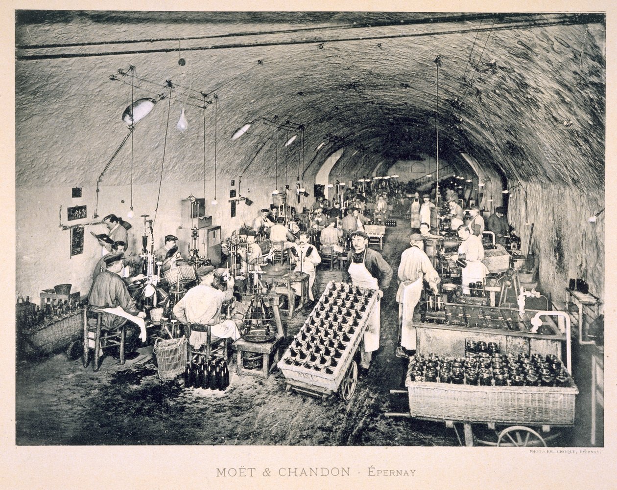 Selando o champanhe engarrafado, do &39;Le France Vinicole&39;, pub. por Moet und Chandon, Epernay (photolitho) de E.M. Choque