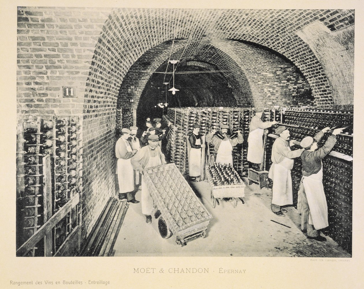 Armazenar os vinhos em garrafas em um rack, de &39;La France Vinicole&39;, publicado pela Moet und Chandon, Epernay (photolitho) de E.M. Choque