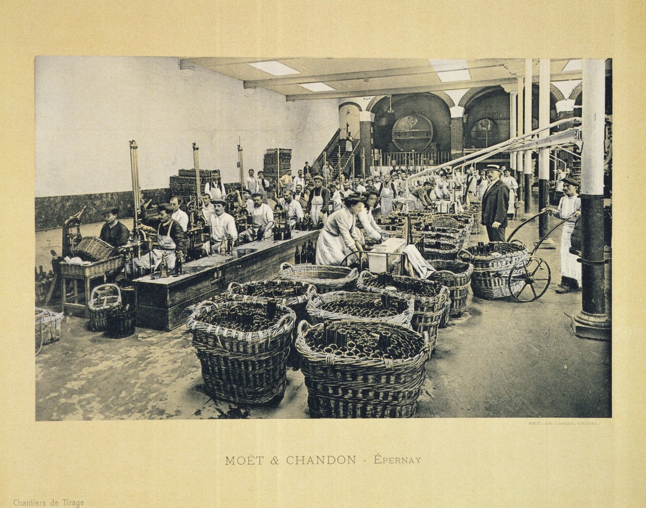 Engarrafando champanhe, da França Wine, publicado pela Moet & Chandon, Epernay (photolitho) de E.M. Choque