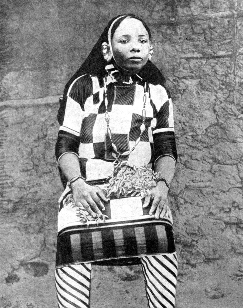 A esposa elegante de um árabe rico, África, 1936. de ENA