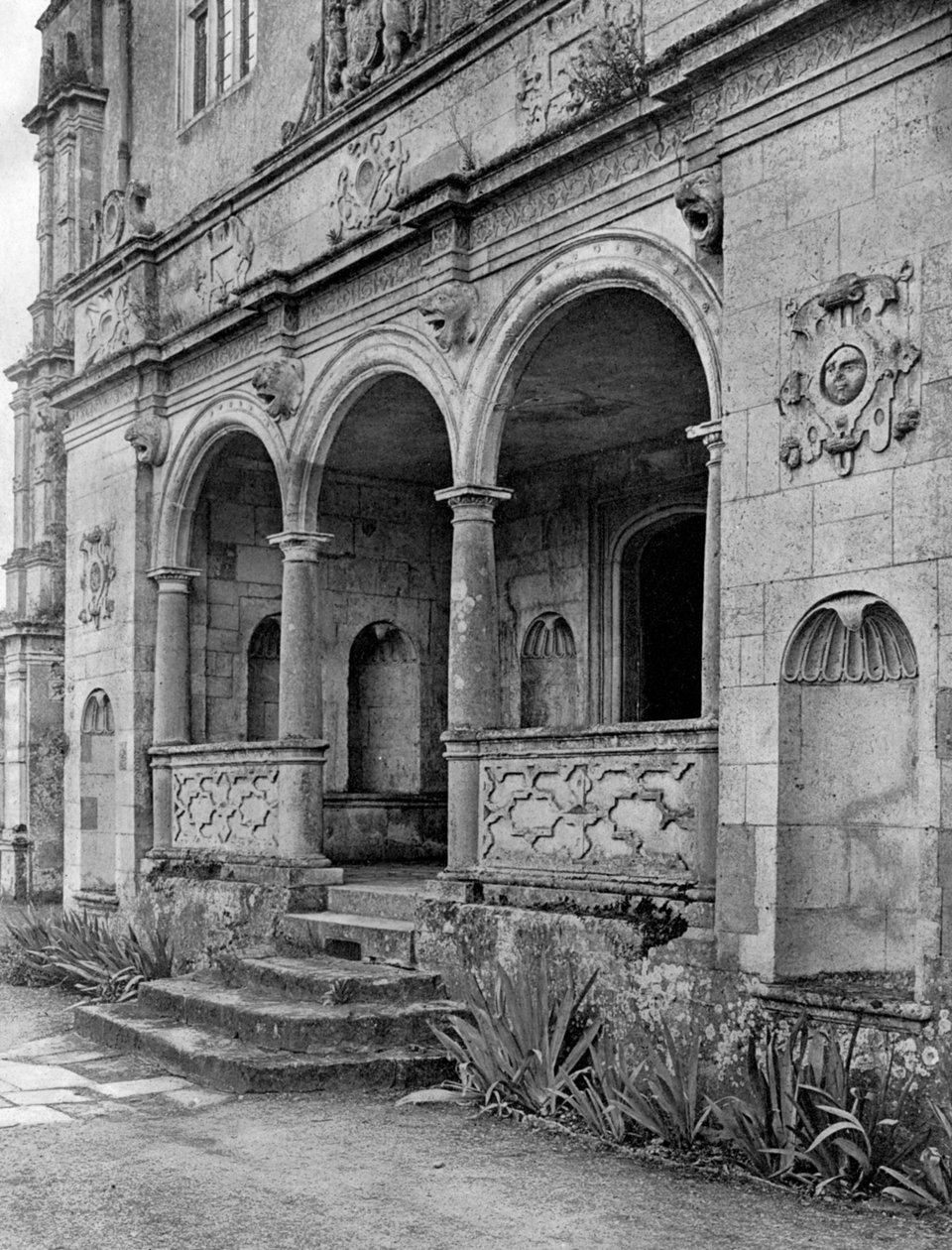 A loggia, Cranborne Manor House, Dorset, 1924-1926. de E. Bastard