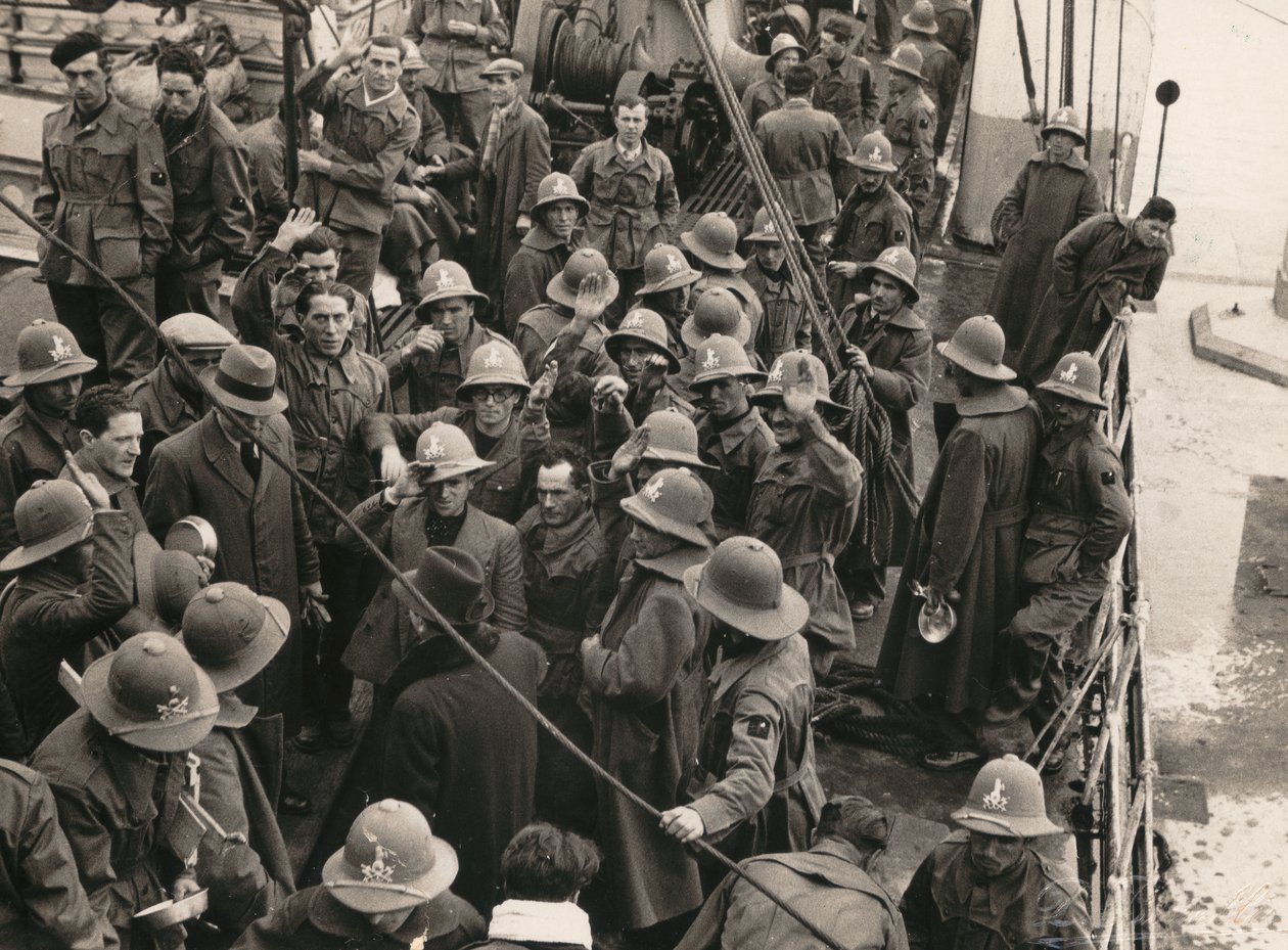 Álbum "MVSN- Blackshirts": Trabalhadores fascistas, emoldurados nos séculos, partindo para a AOI (África Oriental Italiana) para Génova (foto a p/b) de E. Binelli