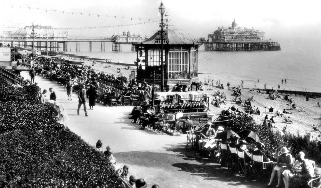 O coreto e o cais, Eastbourne, East Sussex, início do século XX. de E. Dennis