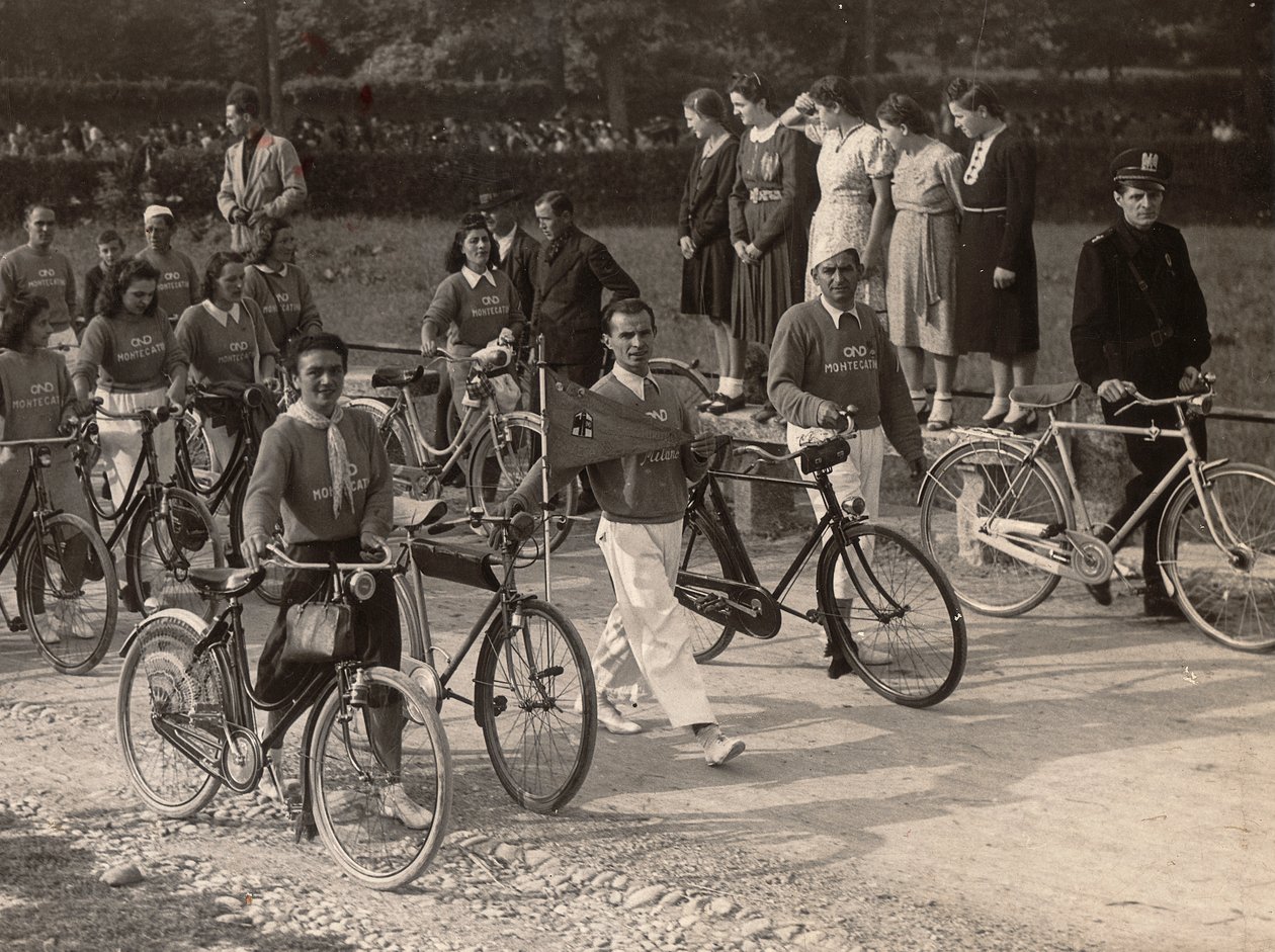 Álbum "PNF (Partido Nacional Fascista)": passeio de bicicleta dopolavoristica (foto a p/b) de E. Montesi
