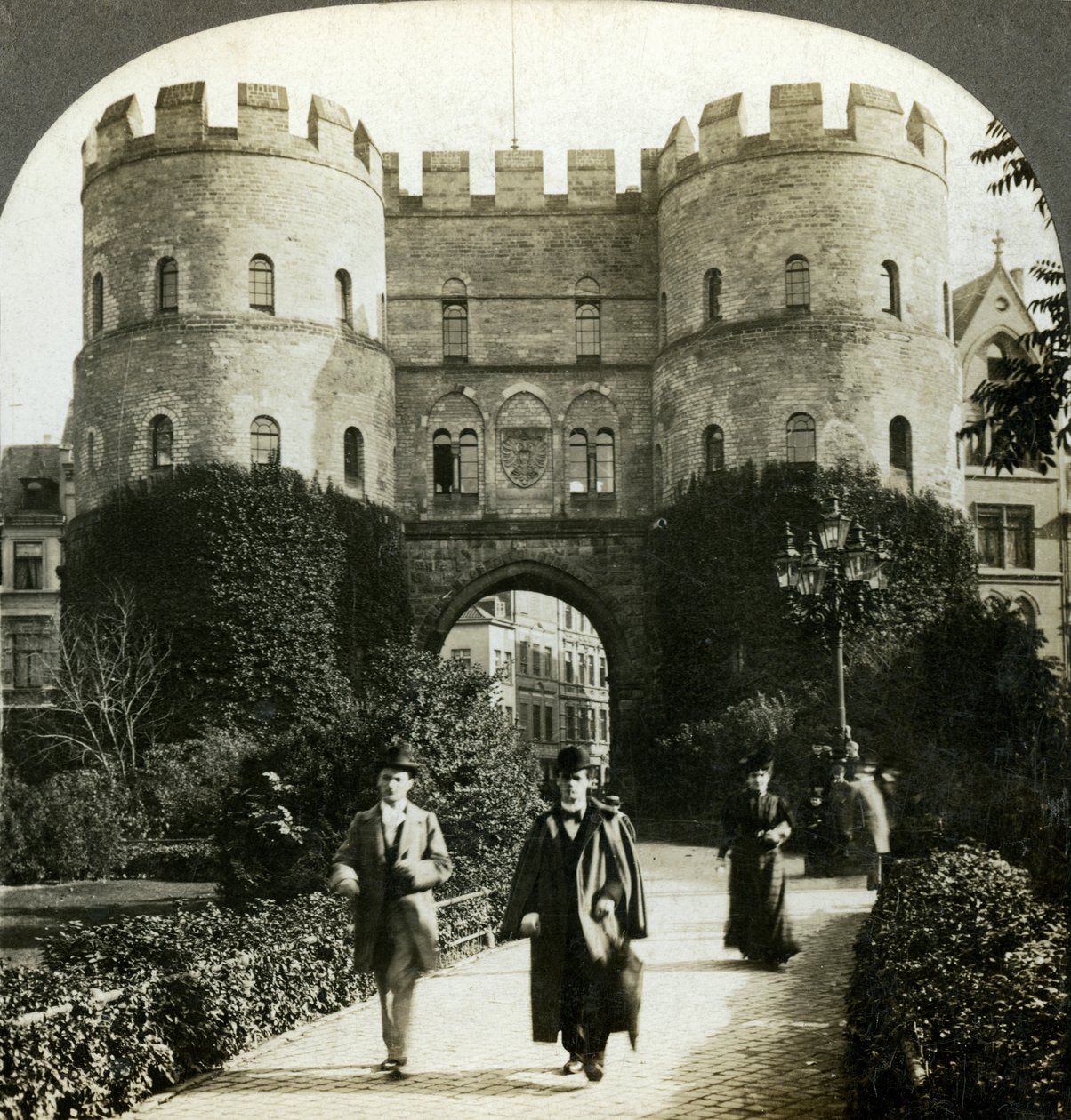 Portões da cidade romana, Colônia, Alemanha. de E. W. Kelley
