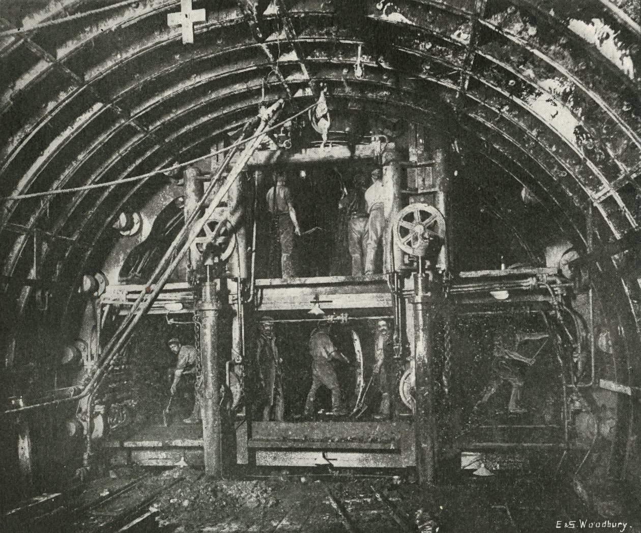 Dirigindo o túnel da Waterloo e da City Railway, c1897 de E. and S. Woodbury