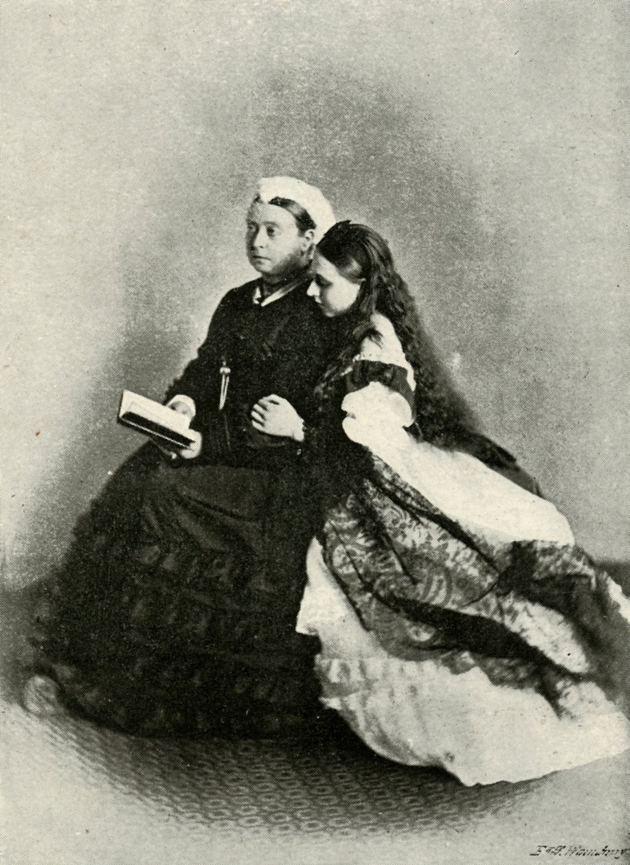 Sua Majestade com a princesa Beatrice, abril de 1871, c1897. de E. and S. Woodbury