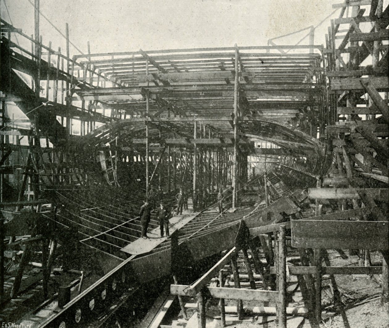 A construção de um navio de guerra: um cruzador de primeira classe em andamento na Thames Ironworks, c1897 de E. and S. Woodbury