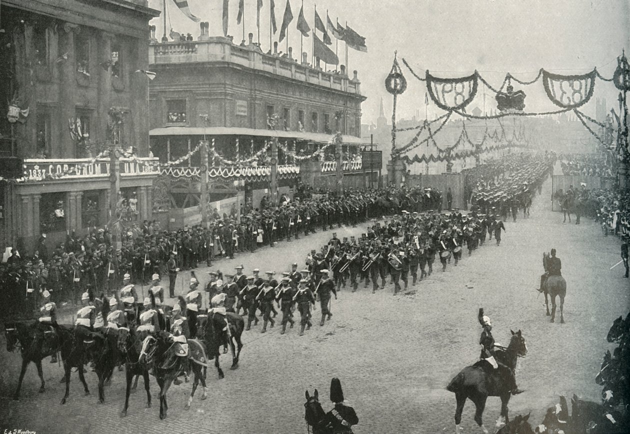 O contingente naval que cruza a ponte de Londres em Southwark, Londres, 1897. de E. and S. Woodbury