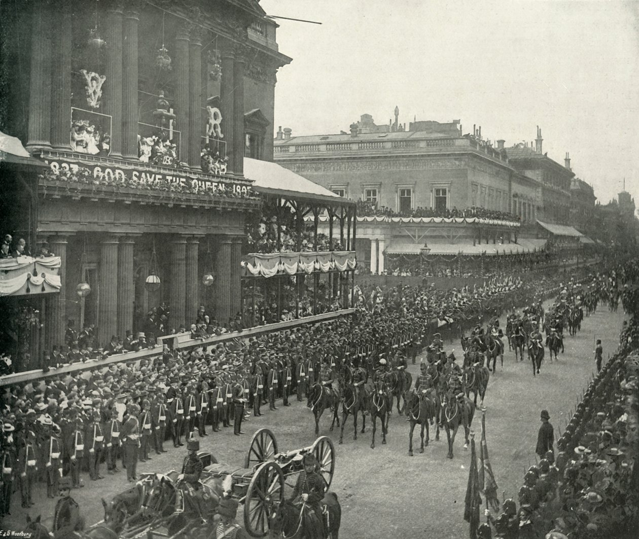 A procissão real: assessores de campo passando pelo United Service Club, c1897 de E. and S. Woodbury