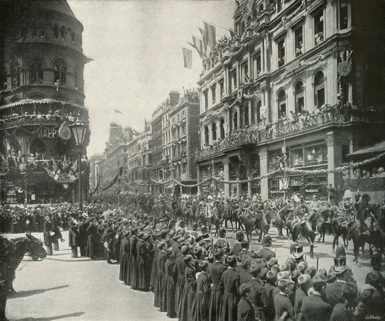 A procissão real: passando pelo extremo leste de Cheapside, Londres, 1897 de E. and S. Woodbury