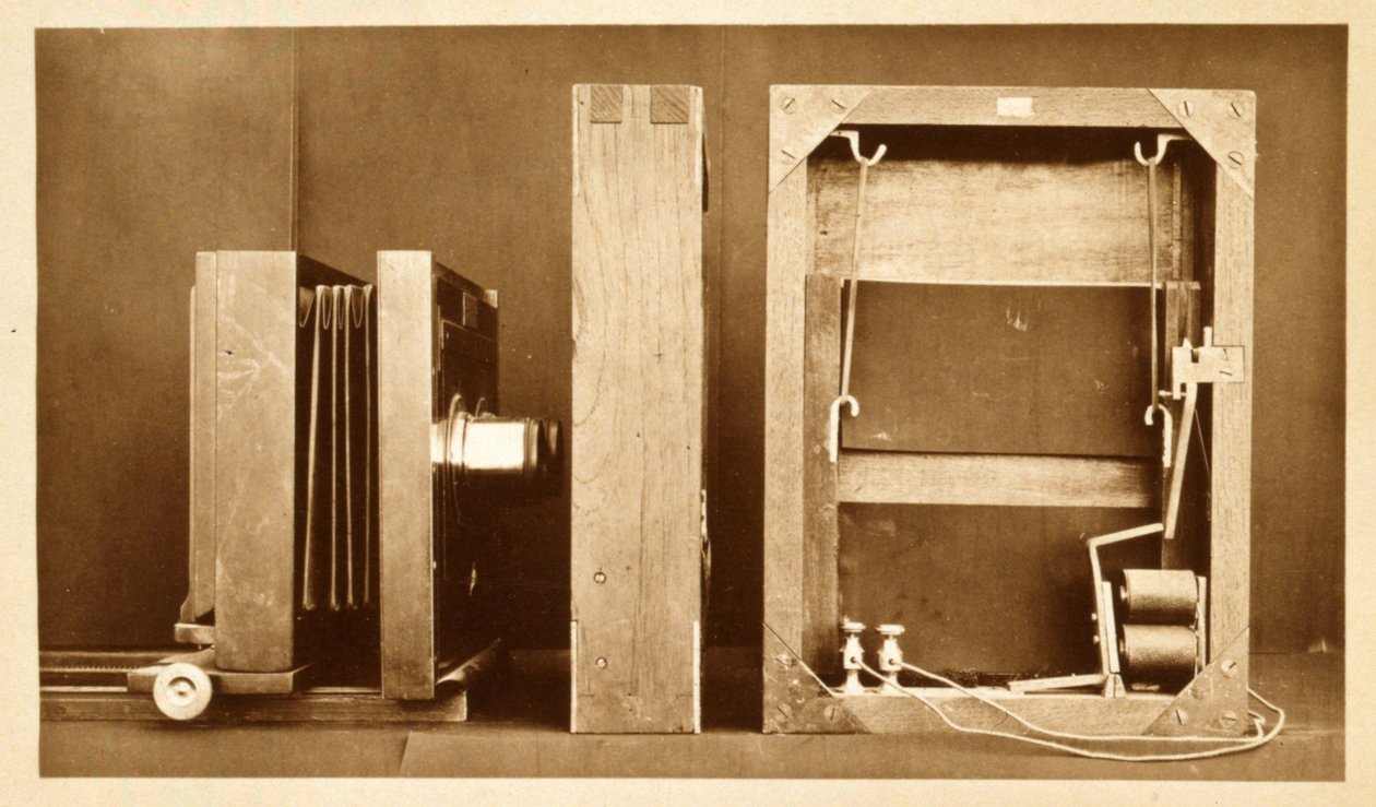 Câmera e parte de trás do eletro-obturador usado por Eadweard Muybridge para filmar sua série &39;Animal Locomotion&39;, c.1881 de Eadweard Muybridge