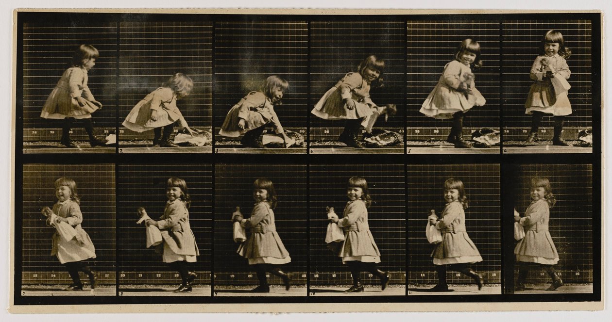 Criança a levantar uma boneca, a virar-se e a afastar-se, do livro Animal Locomotion de Eadweard Muybridge