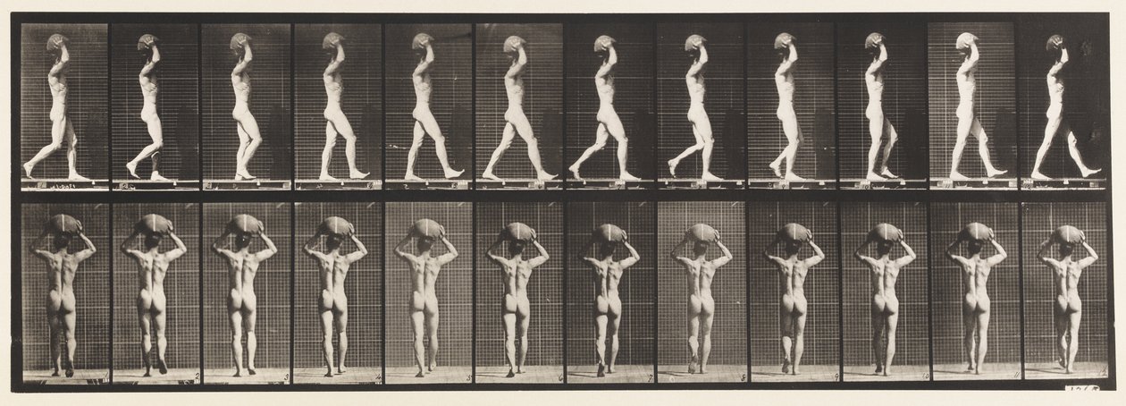 Placa 27. Caminhando, carregando uma pedra de 70 libras na cabeça, mãos levantadas de Eadweard Muybridge