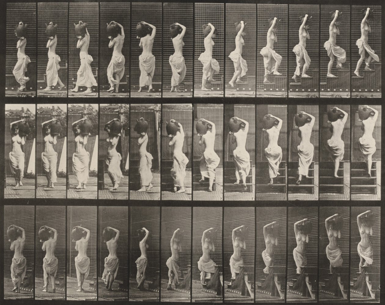 Prancha número 105. Pessoa a virar-se e a subir escadas, um cântaro de água no ombro esquerdo de Eadweard Muybridge