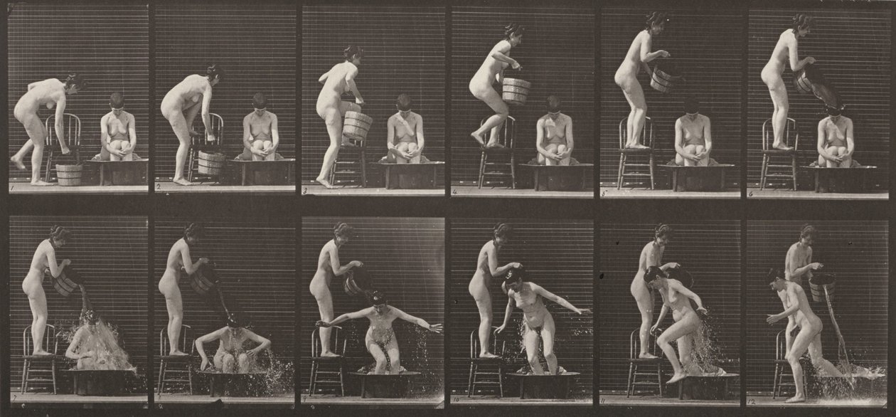 Prancha n.º 406. Mulher a despejar um balde de água sobre outra mulher de Eadweard Muybridge