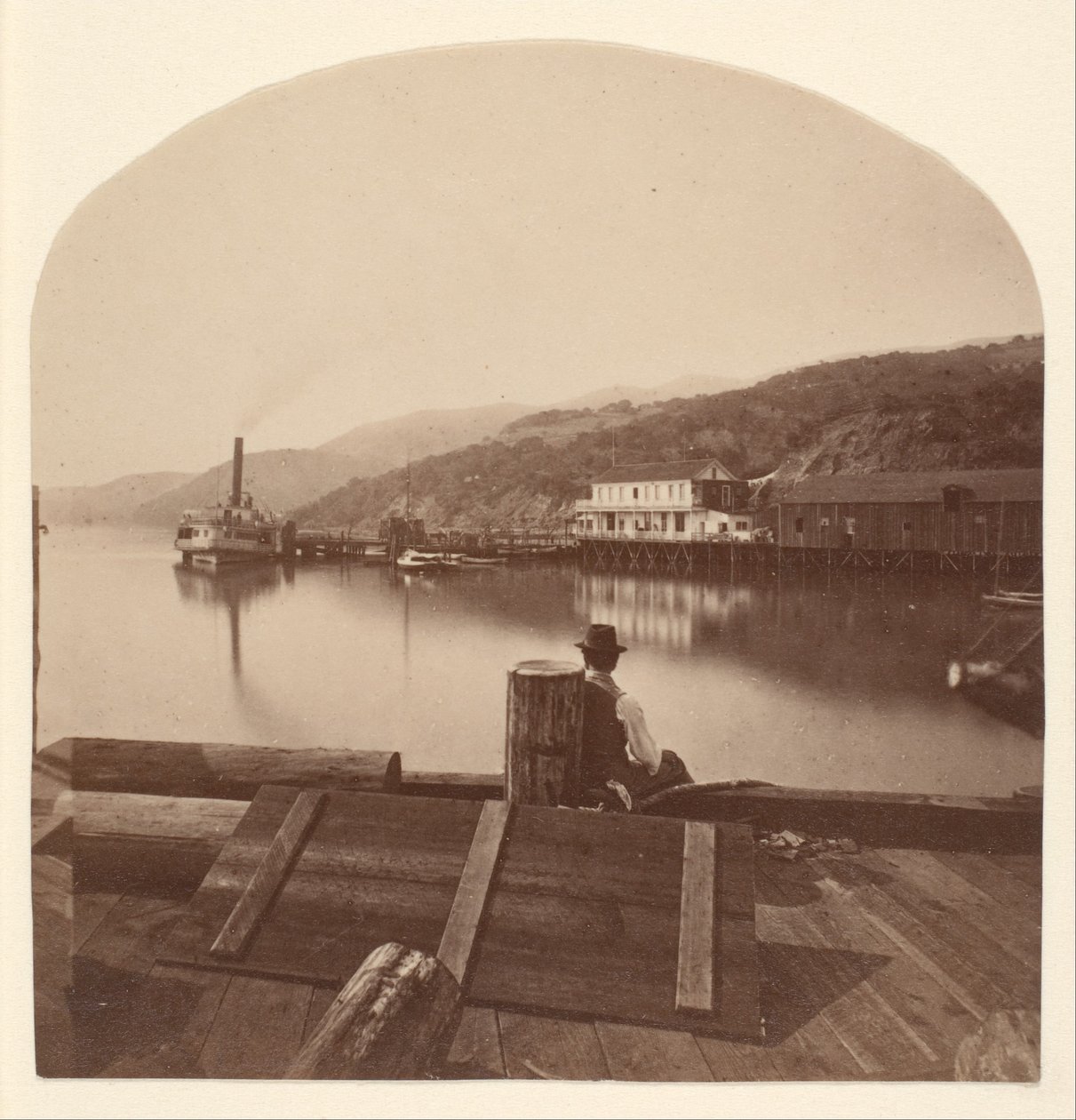 Sausalito a partir do cais da N.P.C.R.R., vista para sul de Eadweard Muybridge