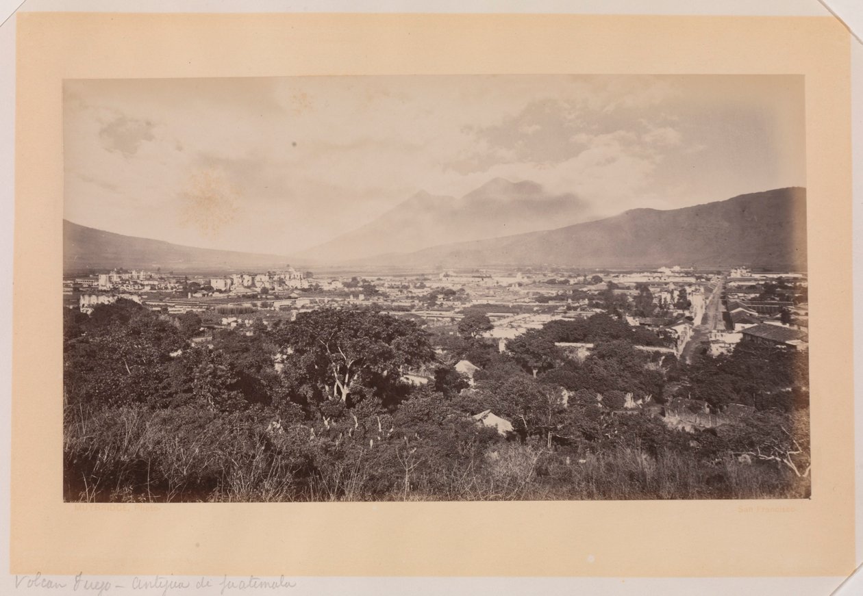 Vulcão Fuego, Antígua da Guatemala de Eadweard Muybridge